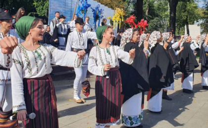 Culoare, cantec, joc si voie buna la Chisinau. Imbracati in straie nationale, reprezentantii minoritatilor etnice din tara noastra intampina vizitatori la Festivalul Etniilor - FOTO/VIDEO Culoare, cantec, joc si voie buna la Chisinau. Imbracati in straie nationale, reprezentantii minoritatilor etnice din tara noastra intampina vizitatori la Festivalul Etniilor - FOTO/VIDEO