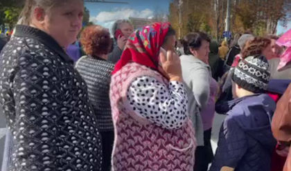 „- Cu ce ati venit in centru?? - Cu autobuz, toti impreuna!”. Ce spun unii protestatari care au fost adusi la protest „- Cu ce ati venit in centru?? - Cu autobuz, toti impreuna!”. Ce spun unii protestatari care au fost adusi la protest
