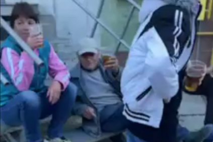"- V-a servit cineva? - Partidul!". Cum au reactionat membrii de partid cand au vazut ca protestatarii sunt filmati cu paharul de bere in mana - VIDEO "- V-a servit cineva? - Partidul!". Cum au reactionat membrii de partid cand au vazut ca protestatarii sunt filmati cu paharul de bere in mana - VIDEO