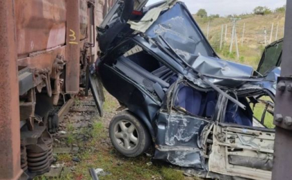 Accident grav la punctul de trecere Giurgiulesti - Galati. Un tren s-a ciocnit violent cu o masina care stationa neregulamentar - FOTO Accident grav la punctul de trecere Giurgiulesti - Galati. Un tren s-a ciocnit violent cu o masina care stationa neregulamentar - FOTO