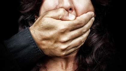 Clipe de cosmar pentru o femeie. Aceasta ar fi fost batuta si abuzata sexual de doi barbati, la Cimislia