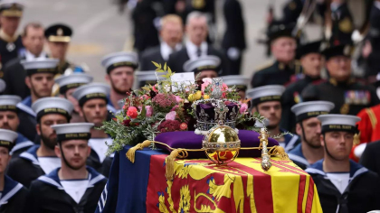 Ce scrie pe biletul pus pe sicriul reginei Elisabeta a II-a. Mesajul, semnat de regele Charles al III-lea Ce scrie pe biletul pus pe sicriul reginei Elisabeta a II-a. Mesajul, semnat de regele Charles al III-lea