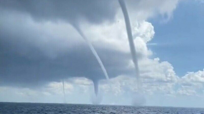 Patru trombe marine cu aspect de tornada, filmate in acelasi loc - VIDEO