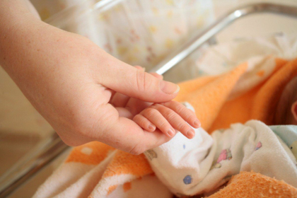 Un copil de un an a ajuns la spital, dupa ce a bagat cheile in priza si a fost electrocutat, in stanga Nistrului. Cum se simte baietelul