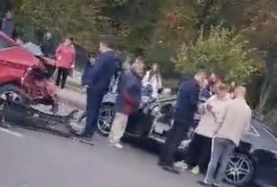 Trei masini - avariate, dupa ce s-au ciocnit violent, in capitala. Imagini de la locul accidentului - VIDEO
Trei masini - avariate, dupa ce s-au ciocnit violent, in capitala. Imagini de la locul accidentului - VIDEO