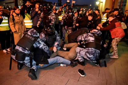 Imagini cu manifestanti din Rusia trantiti la pamant si loviti de politie. Zeci de oameni ar fi fost deja retinuti - FOTO/VIDEO Imagini cu manifestanti din Rusia trantiti la pamant si loviti de politie. Zeci de oameni ar fi fost deja retinuti - FOTO/VIDEO