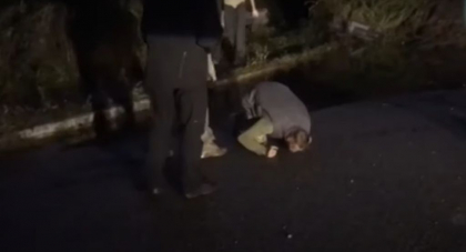 Au ingenunchiat si sarutat pamantul. Momentul in care prizonierii ucraineni, eliberati in schimbul politicianului prorus, Viktor Medvedciuk, sunt intampinati pe teritoriul Ucrainei - FOTO/VIDEO Au ingenunchiat si sarutat pamantul. Momentul in care prizonierii ucraineni, eliberati in schimbul politicianului prorus, Viktor Medvedciuk, sunt intampinati pe teritoriul Ucrainei - FOTO/VIDEO