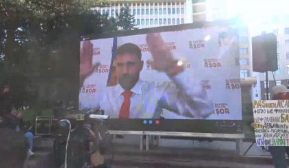 Simpatizantii Partidului SOR continua sa protesteze in fata Parlamentului. Condamnat la 7 ani de inchisoare pentru fraudele de la BEM - Ilan Sor este si el prezent, online Simpatizantii Partidului SOR continua sa protesteze in fata Parlamentului. Condamnat la 7 ani de inchisoare pentru fraudele de la BEM - Ilan Sor este si el prezent, online