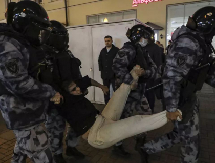 Un rus arestat la manifestatiile anti-razboi a primit la sectia de politie un ordin de incorporare in armata