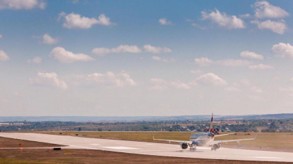 Un obiect suspect - depistat la bordul unui avion, pe Aeroportul International Chisinau. Ce spun oamenii legii 