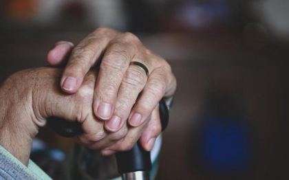 Doi batrani de 90 si 89 de ani, sot si sotie, s-au aruncat de la etajul 7 al blocului in care locuiau, la Bucuresti 
