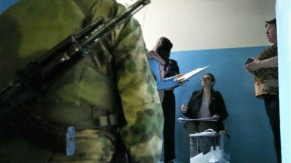 Referendumuri in Ucraina. Soldatii pro-rusi merg inarmati, din usa in usa, pentru a obtine voturi, in zonele ocupate Referendumuri in Ucraina. Soldatii pro-rusi merg inarmati, din usa in usa, pentru a obtine voturi, in zonele ocupate