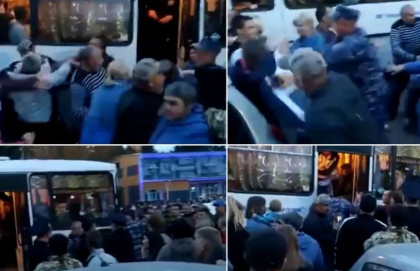 Rusii din Omsk chemati la mobilizare s-au luat la bataie cu politistii care voiau sa-i urce in autobuze - VIDEO 
