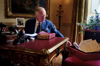 ​Prima fotografie ce il prezinta pe regele Charles al III-lea alaturi de celebra cutie rosie, publicata de Palatul Buckingham