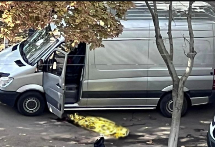 Sfarsit tragic pentru un barbat din capitala. A murit, dupa ce a fost lovit de un Mercedes. Imagini surprinse de martori - FOTO