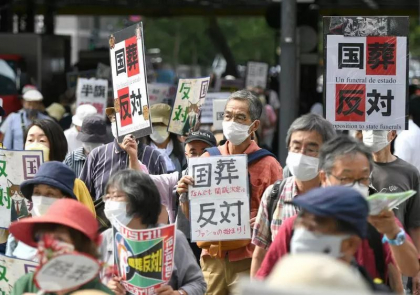 Sute de persoane protesteaza la funeraliile lui Shinzo Abe. Peste 20.000 de reprezentanti ai fortelor de ordine, desfasurati pentru eveniment