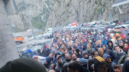 Rusia deschide birou de inrolare chiar la vama prin care mii de oameni vor sa fuga in Georgia. Nu se mai iese din tara decat pe jos