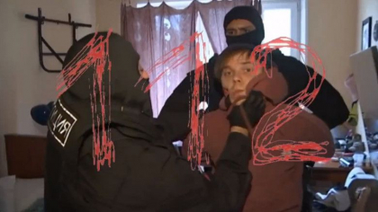 Un poet rus care a recitat o poezie anti-razboi a fost batut si violat cu o gantera de fortele speciale, la Moscova - VIDEO