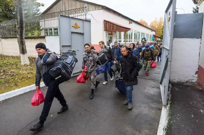 Ce strang rusii pe Telegram ca sa-si ajute confratii trimisi pe front: ciubote, chiloti, sosete, „sa nu fie la mana a doua” si „nici haine pentru femei”. „Este nevoie (si) de covorase (devine tot mai frig sa doarma pe pamant)” Ce strang rusii pe Telegram ca sa-si ajute confratii trimisi pe front: ciubote, chiloti, sosete, „sa nu fie la mana a doua” si „nici haine pentru femei”. „Este nevoie (si) de covorase (devine tot mai frig sa doarma pe pamant)”