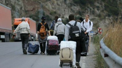 Fuga de mobilizarea lui Putin are un pret mare. Cat costa un loc in masinile care ii trec pe barbatii rusi granita cu Georgia - FOTO 