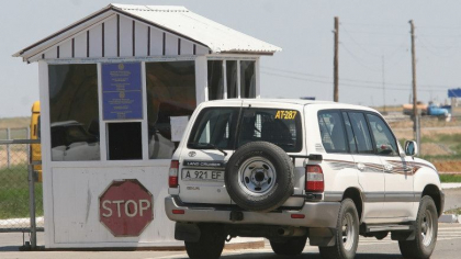 Rusii care incearca sa fuga in Kazahstan sunt cautati la granita pe lista de recrutare. Barbatii au format o coada de un kilometru
