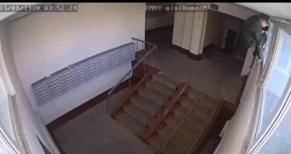 Un ofiter de recrutare rus, nevoit sa intre pe geamul unui bloc de locuinte pentru a livra ordinele de incorporare - VIDEO 