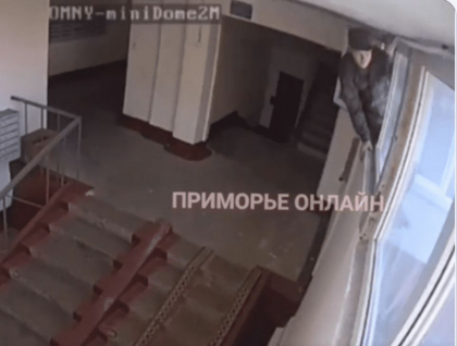 Recrutori rusi din Vladivostok, nevoiti sa intre pe geamul unui bloc ca sa duca ordinele de inrolare in armata - VIDEO
