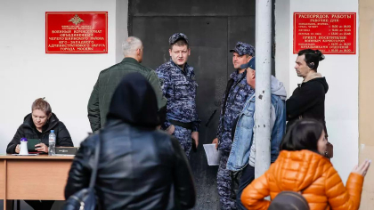 Un rus a incercat sa dea foc biroului militar de inregistrare si inrolare din Novosibirsk, aruncand cocktailuri Molotov Un rus a incercat sa dea foc biroului militar de inregistrare si inrolare din Novosibirsk, aruncand cocktailuri Molotov