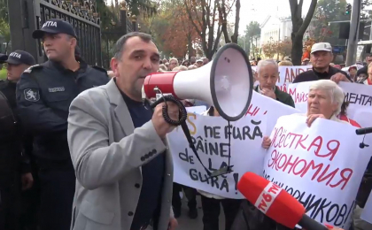 Presedintele raionului Orhei, unul dintre organizatorii protestului din centrul capitalei - retinut de politie, dupa ce impreuna cu mai multi protestatari a incercat sa intre in curtea Presedintiei. Ce spun oamenii legii 
