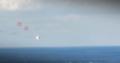 Doi piloti ucraineni scapa ca prin urechile acului dupa ce avionul lor Su-24 este lovit de o racheta sol-aer ruseasca - VIDEO 
