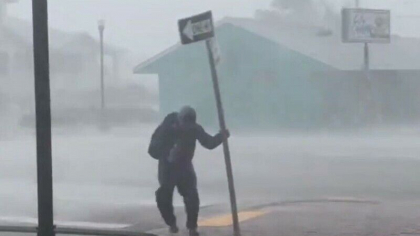 Un jurnalist a fost lovit de un copac in timp ce relata in direct despre uraganul Ian din Florida - VIDEO Un jurnalist a fost lovit de un copac in timp ce relata in direct despre uraganul Ian din Florida - VIDEO