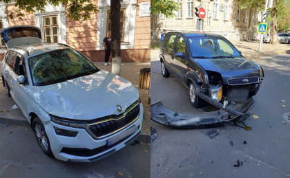 Doua masini s-au ciocnit violent intr-o intersectie din centrul capitalei. Imagini de la locul accidentului - FOTO Doua masini s-au ciocnit violent intr-o intersectie din centrul capitalei. Imagini de la locul accidentului - FOTO