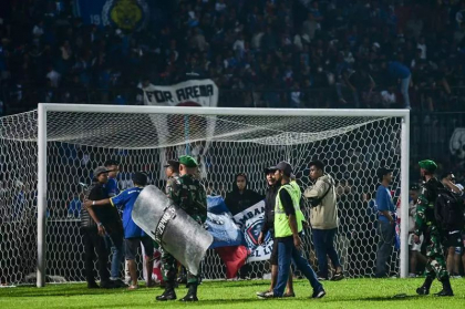 Tragedie in Indonezia - Cel putin 127 de morti la un meci de fotbal intre doua echipe rivale - VIDEO Tragedie in Indonezia - Cel putin 127 de morti la un meci de fotbal intre doua echipe rivale - VIDEO