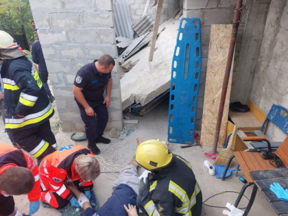 Momente de groaza pentru un barbat din Criuleni. A ramas blocat sub o placa de beton. IGSU: „Au intervenit trei echipaje de salvatori” - FOTO