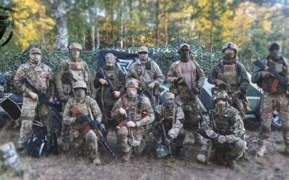 O grupare neonazista pro-Kremlin activa in Ucraina incita la atrocitati impotriva prizonierilor de razboi si sustine in mod explicit torturarea acestora, inclusiv prin „indepartarea unor parti ale corpului”
O grupare neonazista pro-Kremlin activa in Ucraina incita la atrocitati impotriva prizonierilor de razboi si sustine in mod explicit torturarea acestora, inclusiv prin „indepartarea unor parti ale corpului”