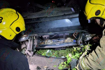 Un automobil s-a rasturnat, dupa ce s-a lovit violent intr-o poarta a unei case, la Tiraspol. Imagini de la locul accidentului - FOTO