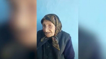 O batrana din Vaslui, Romania s-a prefacut ca moare ca sa sperie un hot. Panicat, individul i-a pus o lumanare in mana si a fugit - VIDEO