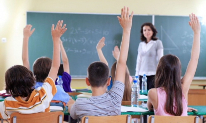 Astazi este Ziua Internationala a Profesorului. In scoli elevii preiau rolul dascalilor, iar cadrele didactice sunt in aceasta zi intampinate cu felicitari si urari de bine 