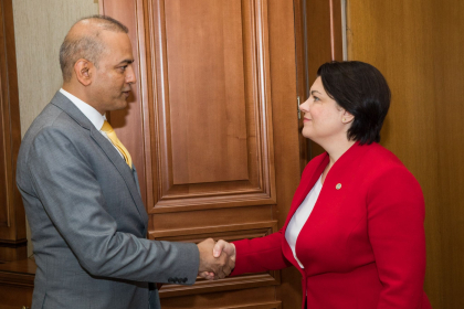 Prim-ministrul, dupa intrevederea cu Ambasadorul Republicii India la Chisinau: „Moldova va livra Indiei un lot de proba de 100 de tone de mere” - FOTO Prim-ministrul, dupa intrevederea cu Ambasadorul Republicii India la Chisinau: „Moldova va livra Indiei un lot de proba de 100 de tone de mere” - FOTO