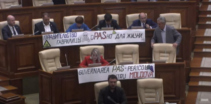Deputatii BCS au venit la sedinta cu pancarte pe care au scris mesaje impotriva guvernarii PAS. Alaiba: „Sor face galagie in strada, iar astia in Parlament” Deputatii BCS au venit la sedinta cu pancarte pe care au scris mesaje impotriva guvernarii PAS. Alaiba: „Sor face galagie in strada, iar astia in Parlament”