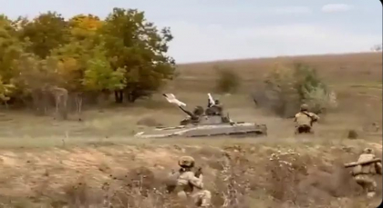 Imagini cu soldati rusi care se predau in Herson cu tot cu un blidat BMP-2 - VIDEO Imagini cu soldati rusi care se predau in Herson cu tot cu un blidat BMP-2 - VIDEO