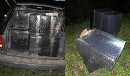 Trei persoane - retinute, dupa ce ar fi incercat sa iasa din Moldova cu mai multe cutii pline cu tigari. Politia: „Acestea urmau sa ajunga in Romania” - FOTO Trei persoane - retinute, dupa ce ar fi incercat sa iasa din Moldova cu mai multe cutii pline cu tigari. Politia: „Acestea urmau sa ajunga in Romania” - FOTO
