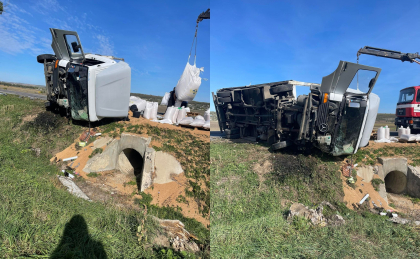 Un sofer a ajuns la spital, dupa ce s-a lovit cu un camion, la Cimislia. Cum s-a intamplat totul - FOTO