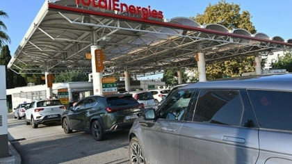 Cozi lungi la benzinarii din Franta. Grevele de la rafinarii au lasat statiile fara carburanti - FOTO Cozi lungi la benzinarii din Franta. Grevele de la rafinarii au lasat statiile fara carburanti - FOTO