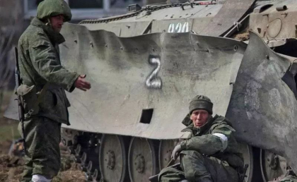  Un militar rus ranit, prins intre un blindat si un zid, catre un soldat ucrainean: „Termina treaba, omoara-ma”. Ce a urmat apoi - VIDEO