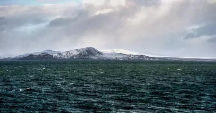 Doi rusi au fugit de mobilizarea lui Putin cu barca, pana in Alaska Doi rusi au fugit de mobilizarea lui Putin cu barca, pana in Alaska