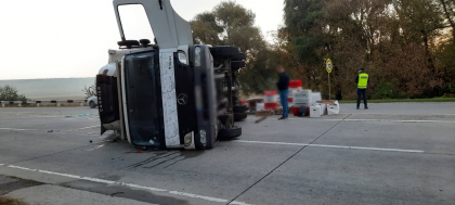 Un camion s-a rasturnat in mijlocul strazii, la Ialoveni. Care ar fi motivul. Imagini de la locul accidentului - FOTO Un camion s-a rasturnat in mijlocul strazii, la Ialoveni. Care ar fi motivul. Imagini de la locul accidentului - FOTO