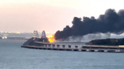 Cel putin 3 oameni au murit in explozia de pe Podul Crimeii. Rusii anunta ca l-au identificat pe soferul camionului-capcana Cel putin 3 oameni au murit in explozia de pe Podul Crimeii. Rusii anunta ca l-au identificat pe soferul camionului-capcana