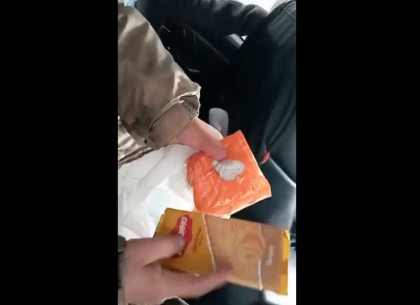 Ce contine ranita unui recrut din Siberia trimis la razboi: O trusa de prim ajutor, o ciocolata si un pachet de tampoane - VIDEO Ce contine ranita unui recrut din Siberia trimis la razboi: O trusa de prim ajutor, o ciocolata si un pachet de tampoane - VIDEO