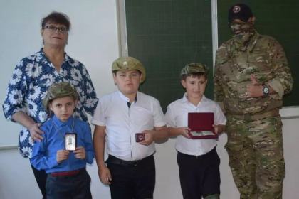 Mercenar din Batalionul Wagner, propaganda la clasa a III-a, intr-o scoala din Rusia: „Le-a aratat scolarilor decoratiile sale si medalia pentru curaj” - FOTO Mercenar din Batalionul Wagner, propaganda la clasa a III-a, intr-o scoala din Rusia: „Le-a aratat scolarilor decoratiile sale si medalia pentru curaj” - FOTO